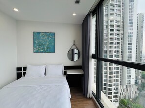 Desk, laptop workspace, free WiFi - Daniel Homes - Vinhomes SkyLake Luxury (Hanoi)