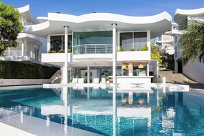 Piscine extérieure, chaises longues