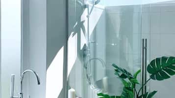Luxury Apartment, 3 Bedrooms, Sea View, Beachside | Bathroom | Free toiletries, bathrobes, towels, soap