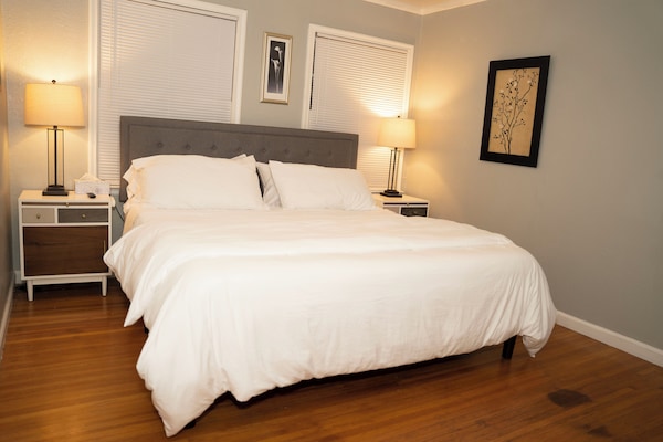 2 soverom, strykejern/-brett, wi-fi (inkludert) og sengetøy