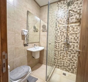 Hair dryer, towels, soap, shampoo - Bel Appartement de Luxe (Marrakech)