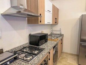 Réfrigérateur, four à micro-ondes, un four, surface de cuisson