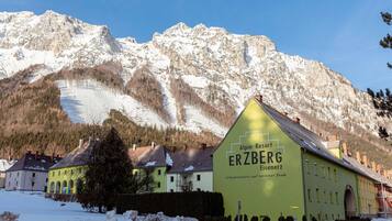 Un bâtiment d’un complexe hôtelier de montagne avec une enseigne indiquant « Alpin Resort ERZBERG ».
