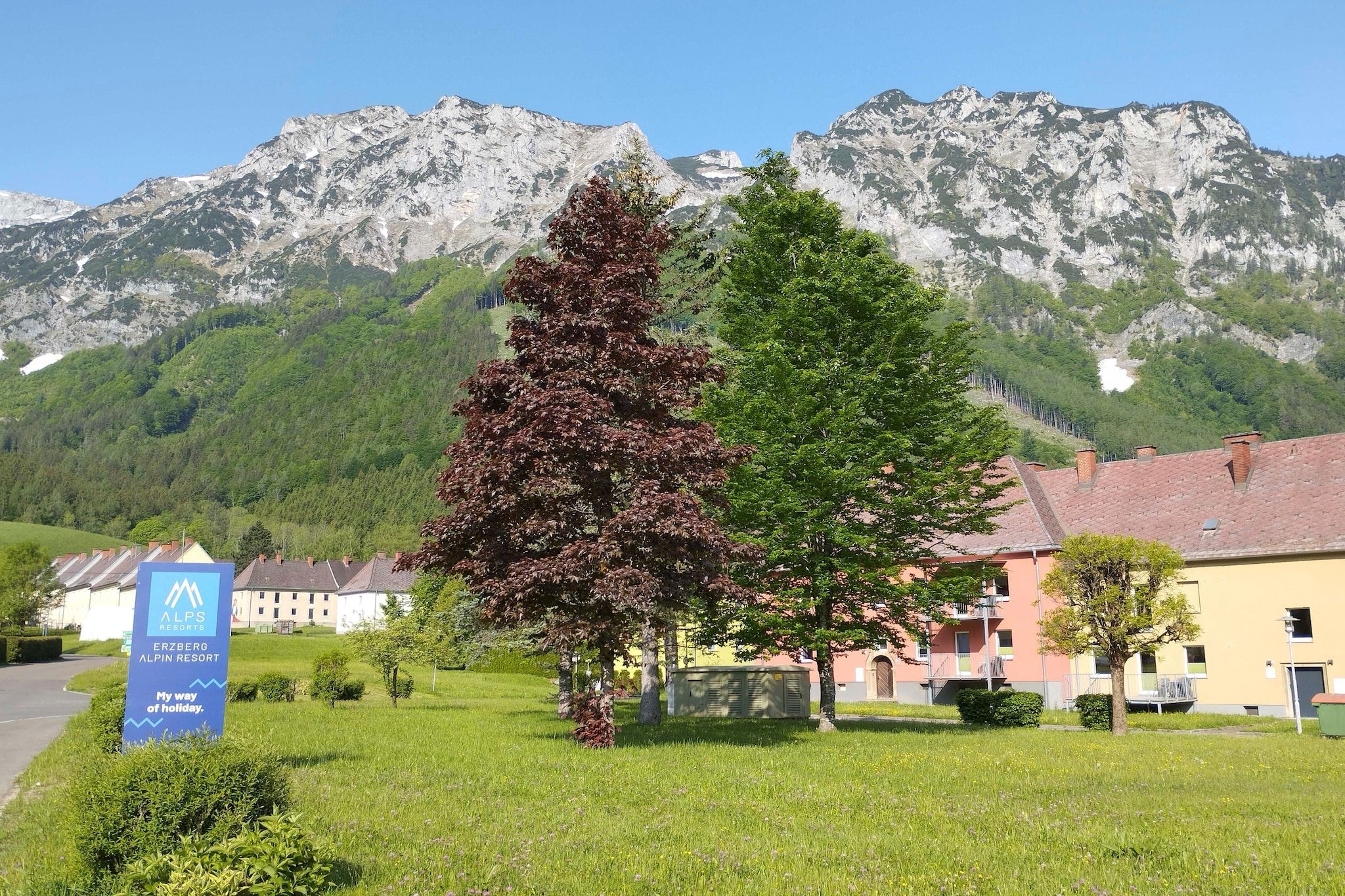 En skylt för hotellkomplexet Alps Alpin Resort i Erzberg.