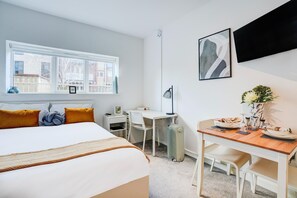 1 室のベッドルーム、デスク、WiFi (無料)