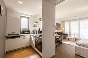 Kjøleskap, kokeplater, oppvaskmaskin og kaffetrakter/tekoker