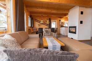 Fernseher, Kamin, DVD-Player