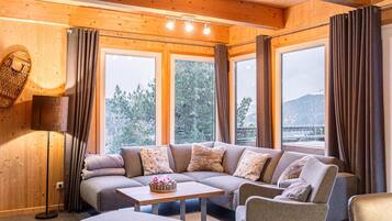 Smart TV, fireplace, DVD player