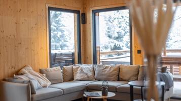 Una Smart TV, una chimenea, un reproductor de DVD