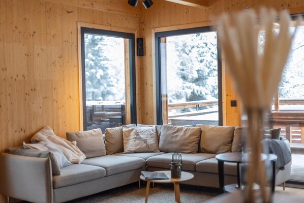 Smart TV, fireplace, DVD player