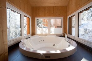 シャワー、ヘアドライヤー、タオル