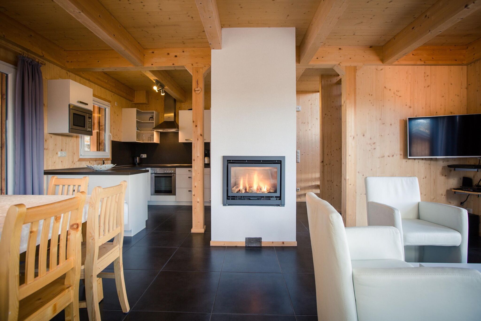 Una Smart TV, una chimenea, un reproductor de DVD