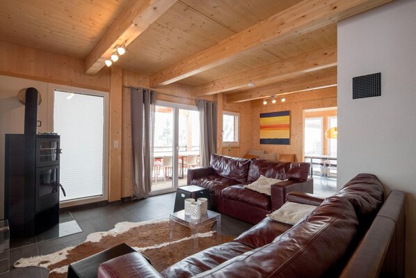 Smart-tv, eldstad och dvd-spelare