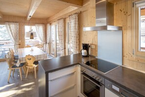 Fridge, microwave, oven, stovetop - Chalet in Alps with Sauna near Ski Slopes (Turracherhöhe)