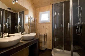 Douche, baignoire à remous, séchoir à cheveux
