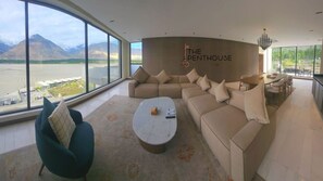 Penthouse, 2 camas matrimoniales, vista al río | 1 habitación, ropa de cama de alta calidad, minibar y escritorio