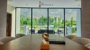 Penthouse, 2 camas matrimoniales, vista al río | 1 habitación, ropa de cama de alta calidad, minibar y escritorio