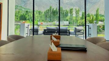 Penthouse, 2 tweepersoonsbedden, uitzicht op rivier | 1 slaapkamer, luxe beddengoed, een minibar, een bureau