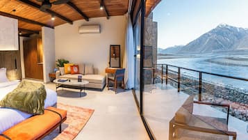 Xalet, 1 llit doble, vistes al riu | 1 dormitori, roba de llit d'alta qualitat, minibar i escriptori