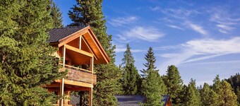 Lush chalet with indoor hot tub