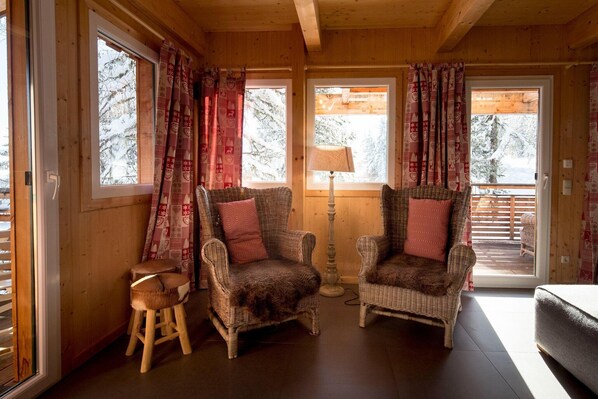 Smart TV, fireplace, DVD player