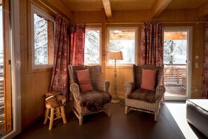 Fernseher, Kamin, DVD-Player