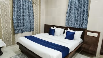 Habitación doble Deluxe, vista a la ciudad | Ropa de cama hipoalergénica, escritorio, camas extra y wifi gratis