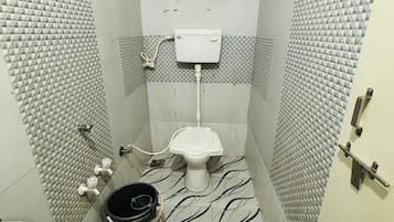 Habitación doble Deluxe, vista a la ciudad | Baño | Regadera, amenidades de baño gratuitas, toallas, jabón