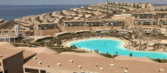 Cozy 3-bedroom apartment with WiFi, AC in charming Il Monte Galala