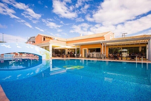 Poolside bar