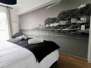 2 habitaciones, escritorio y tabla de planchar con plancha 