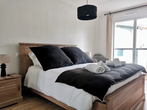 2 bedrooms, desk, iron/ironing board, travel crib