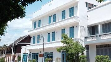 Blackout drapes, soundproofing, free WiFi