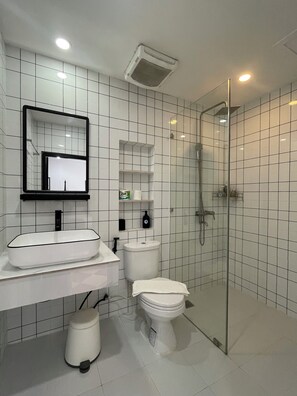 Douche, articles de toilette gratuits, sĂšche-cheveux, chaussons