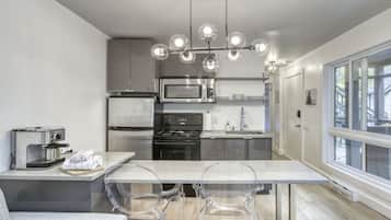 Een koelkast, een magnetron, een oven, een kookplaat