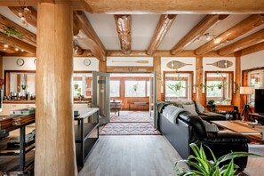 Een televisie en een open haard