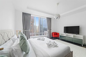 2 bedrooms, iron/ironing board, WiFi, bed sheets - Cozy DIFC 2BR | Walk to Ritz | Sleeps 6 | Gym, Pool Access (Dubai)