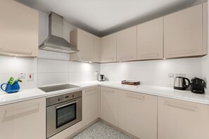 ثلاجة، ميكروويف، فرن، موقد طهي مسطح