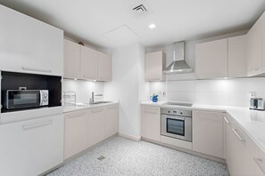 Køleskab, mikrobølgeovn, ovn, kogeplade