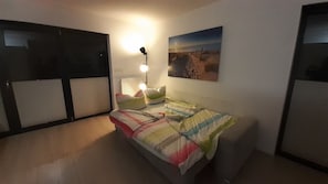 1 slaapkamer, een strijkplank/strijkijzer, wifi, beddengoed