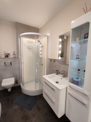 Shower, hair dryer, towels, soap - Cozy apartment (45m²) with garden & balcony, 50m from the beach (Dziwnów)