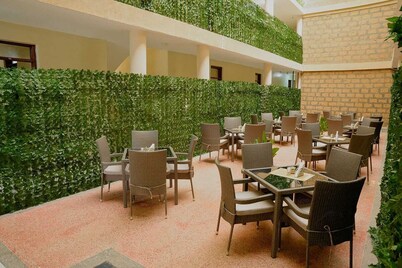 Oloiparak Hotel