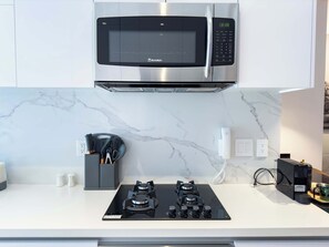 Mikrobølgeovn, kogeplade, kaffe-/temaskine, brødrister