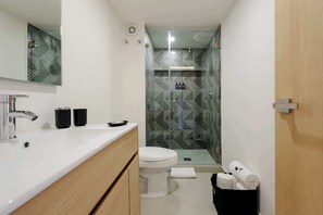 Dusche, Haartrockner, Handtücher