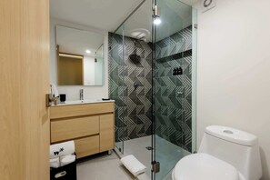 Suihku, hiustenkuivaaja, pyyhkeet