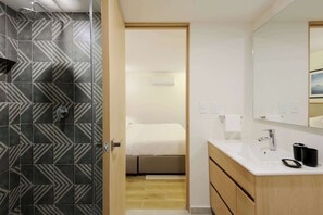 Bruser, hårtørrer, håndklæder