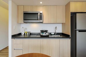 Refrigerador, microondas, placa de cocina, cafetera/tetera