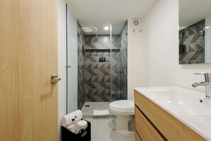 Douche, séchoir à cheveux, serviettes fournies