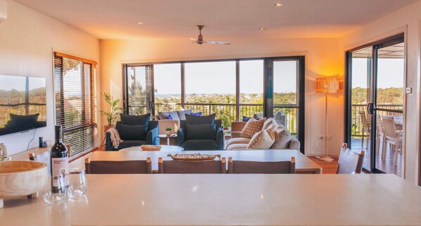 Tv, bøger, kontorer