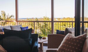 Tv, bøger, kontorer